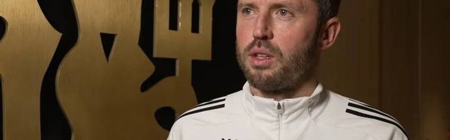 卡里克谈转正前景，改变曼联训练计划！战热刺更衣室为球迷剪发而战