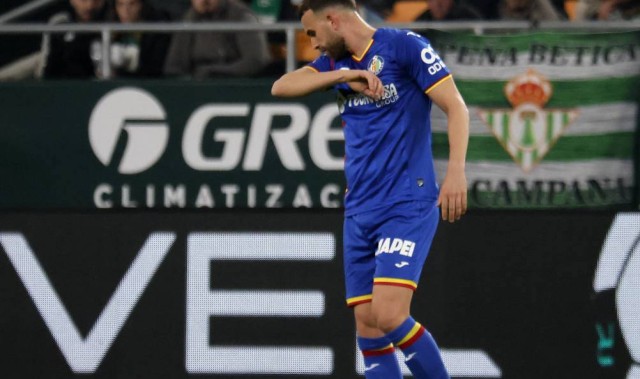 西甲西乙赛季中场休息：皇家奥维耶多与体育俱乐部的悬崖边舞蹈