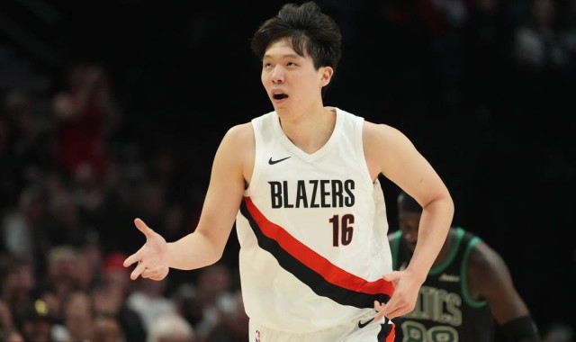 杨翰森战灰熊出场3分半 砍2分1板2失误1犯正负值-10